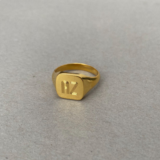 Clara Signet Ring - Solid Gold